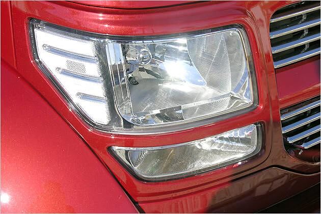 Die markant aufgeteilten Frontlichter des Nitro sollen Kraft ausstrahlen