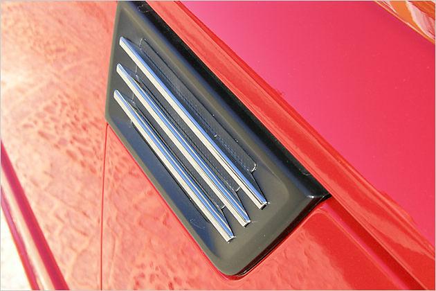 Die seitlichen Lüftungsöffnungen erinnern ein wenig an den Range Rover Sport TDV8