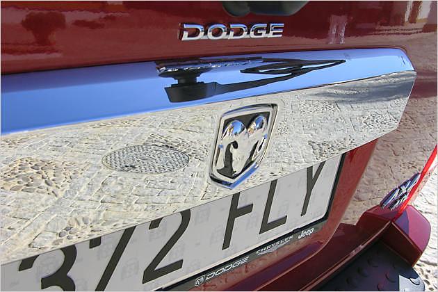 Auch hinten informiert ein dreidimensionales Wappen über den Hersteller