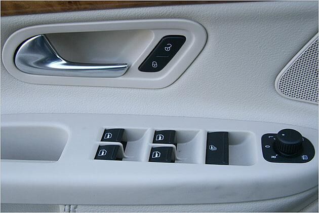 Bequem: Mit einer einzigen Taste lassen sich alle vier Fenster heben und senken