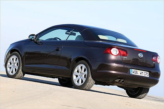 Wäre die kleine Kante im Dach nicht, würde man den Eos für ein Voll-Coupé halten