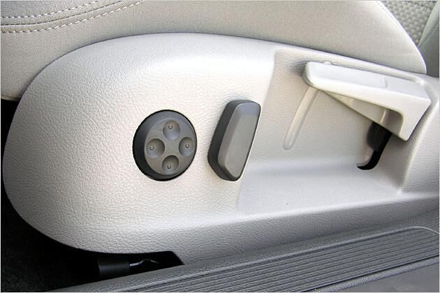 Die Sitzhöhenverstellung ist Serie, der elektrische Knopf kostet extra