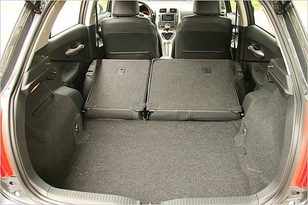 Trotz der sich absenkenden Sitzfläche: Beim 1.335 Liter großen Gepäckraum stört die Stufe