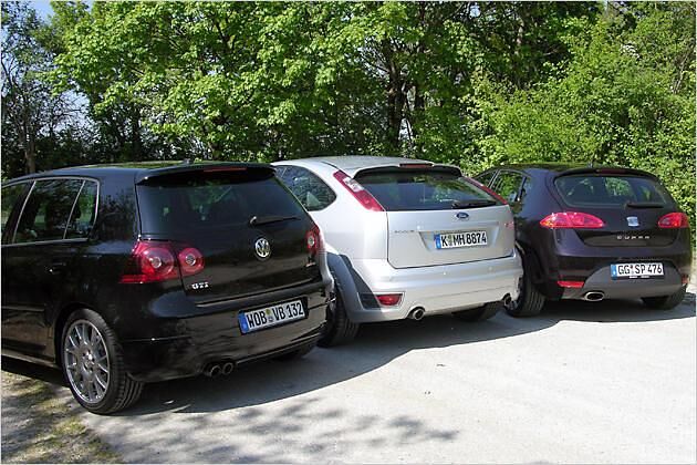 Der Seat (rechts) hat ein Endrohr, Focus (Mitte) und Golf schmücken sich mit zwei Endrohren