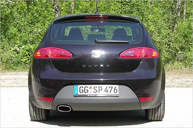 Das Ofenrohr fürs Grillhähnchen: Der Leon Cupra hat ein riesiges ovales Endrohr