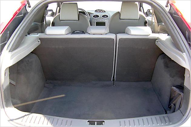 Im Ford können in der Standardkonfiguration 385 Liter Gepäck untergebracht werden