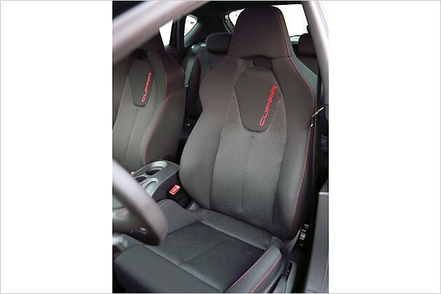 Der Leon Cupra gibt sich innen durch den roten "Cupra"-Schriftzug zu erkennen