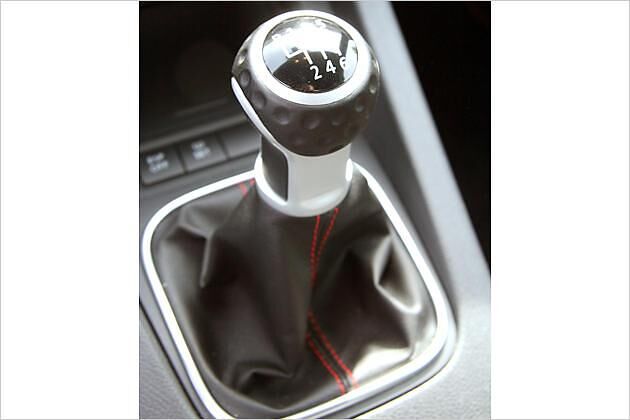 Natürlich mit Golfball: Der Schalthebel des VW Golf GTI Edition 30