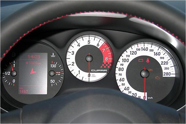 Der Drehzahlmesser sitzt beim Leon Cupra in der Mitte des Anzeigenfeldes