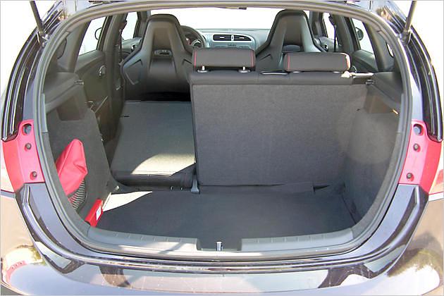 Auch im Seat lässt sich der Kofferraum per umlegbarer Rücklehne vergrößern