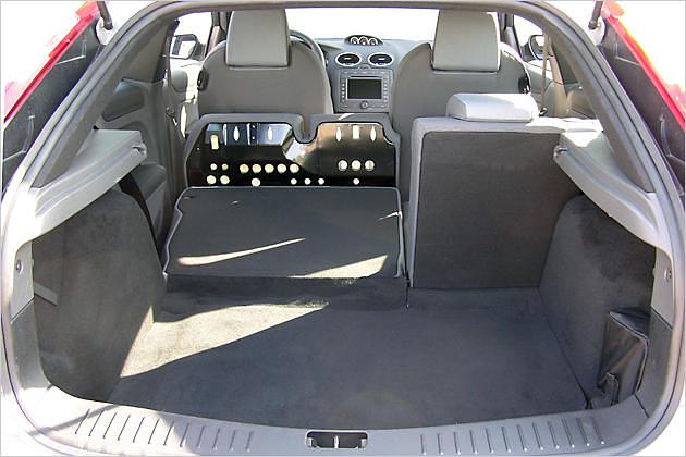 Im Ford entsteht die ebene Ladefläche durch Hochklappen der Sitzflächen