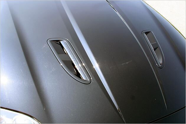 Die Lufteinlässe auf der Motorhaube wurden in Wagenfarbe lackiert