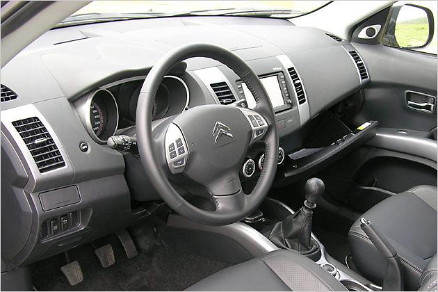 Die gummierten Kunststoff-Oberflächen machen einen kratzfesten Eindruck