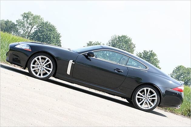 Der XKR fährt serienmäßig auf 19-Zoll-Rädern