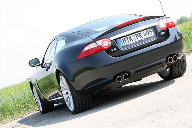 Die vierflutige Auspuffanlage ist Serie