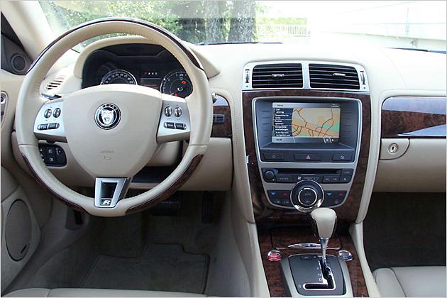 Der Innenraum strotzt vor Holz und Leder