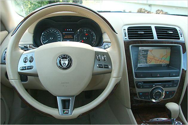 Auch das gut zu bedienende Multifunktionslenkrad gehört zum Serienumfang