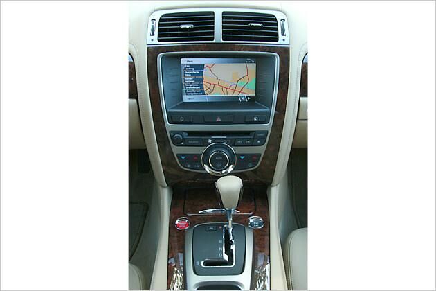 Mit klassischer L-Kulisse: Die Sechsgangautomatik