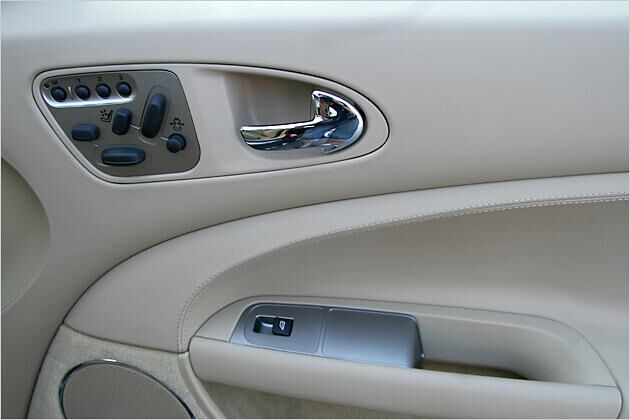 Über den kleinen Drehknopf rechts unten im Bedienfeld lässt sich der Seitenhalt einstellen