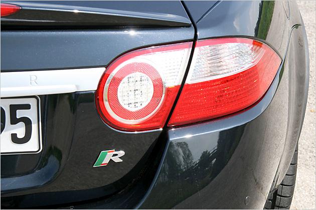 Am Heck verrät das "R"-Symbol die Kompressor-Version des XK