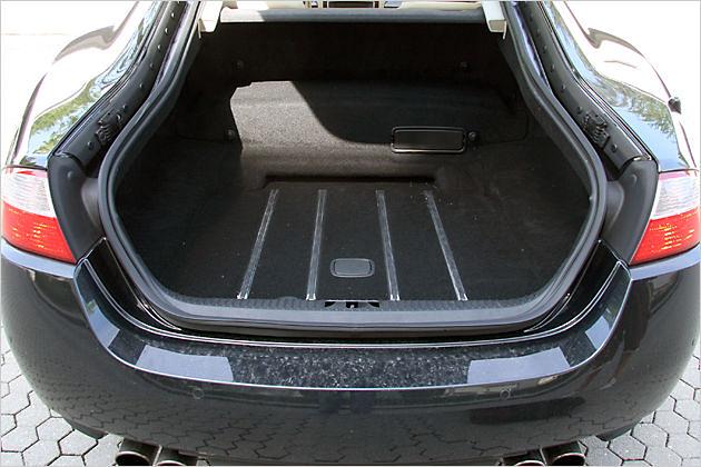 Der Kofferraum fasst für ein Sport-Coupé ganz passable 300 Liter