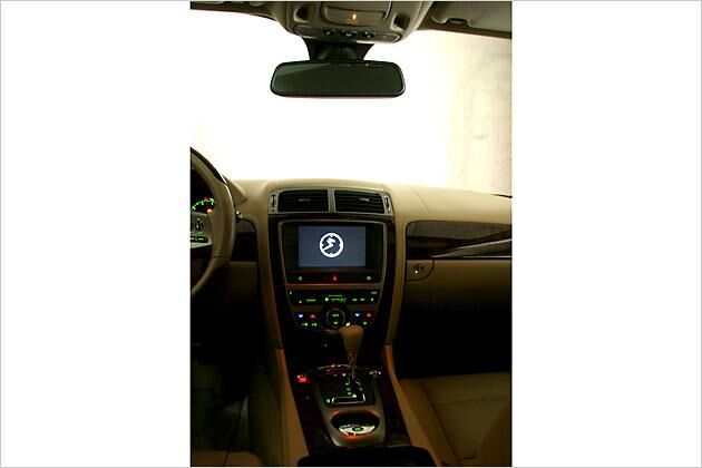 Im Dunkeln verbreitet die sparsame Ambiente-Beleuchtung einen rötlichen Schimmer