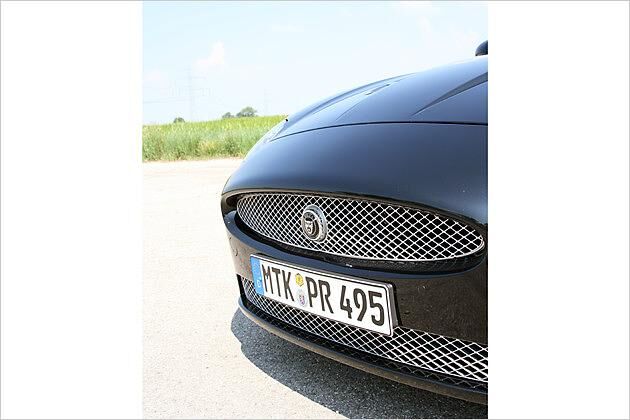Der XKR wappnet sich mit einem polierten Edelstahl-Grill