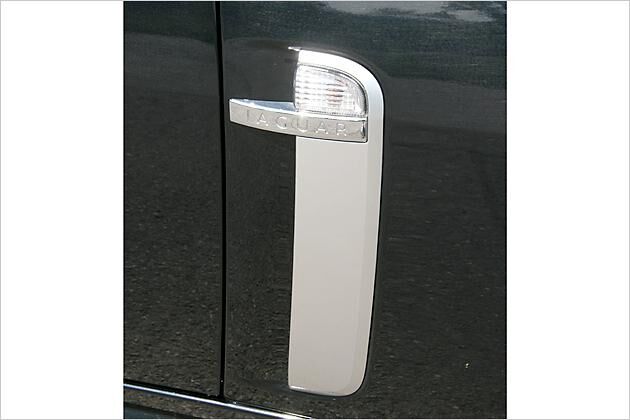 Die seitlichen Luftöffnungen mit Jaguar-Schriftzug und Blinklicht stehen im Kontrast zum Lack