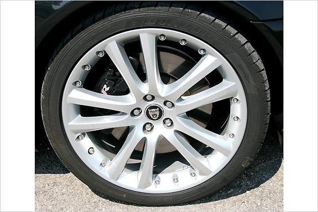 Das "R"-Logo auf dem Bremssattel verrät die sportliche Version des XK