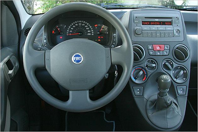 Das Cockpit des Panda bietet einen joystickartigen Schalthebel in Lenkradnähe