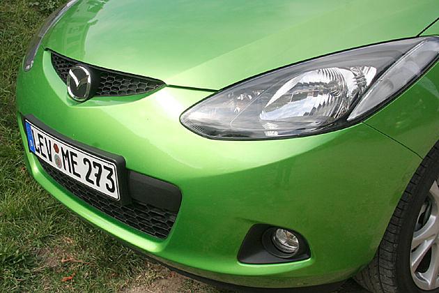 Die Front wird von Wabengittern in den Lufteinlässen geschmückt