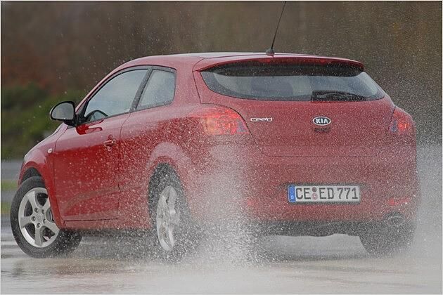 Die leicht abfallende Dachlinie wird von einem großen Spoiler gekrönt