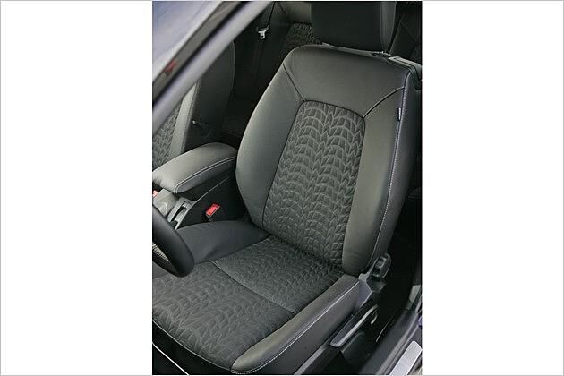 Im Sport-Paket gibts diese Teilleder-Sitze mit Innenbahn im Reifenprofil-Look