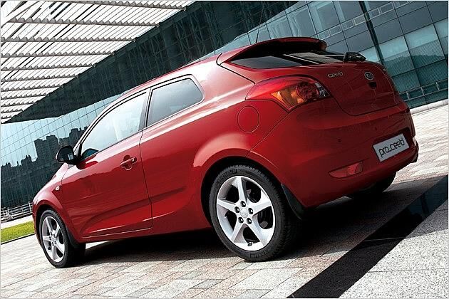 Coupé-Krux: Die breite C-Säule behindert die Übersicht nach schräg hinten