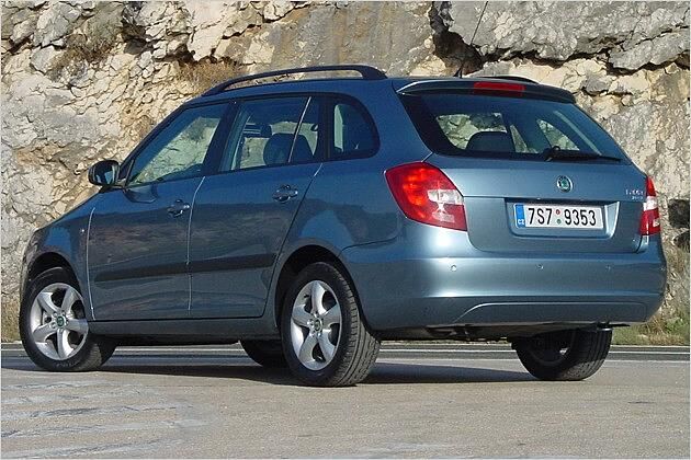 Das rundliche Heck lässt den riesigen Kofferraum nicht unbedingt erahnen