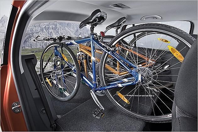 Sogar stehende Mountainbikes kann man im Fabia Combi transportieren