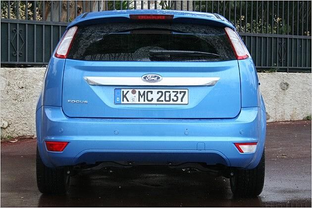 Die Heckklappe ziert eine breite Chromleiste