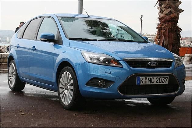 Die Scheinwerfer sind schwungvoll nach hinten angeschnitten