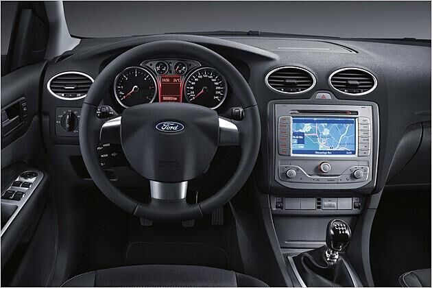 Das Display zwischen den Instrumenten ist größer geworden