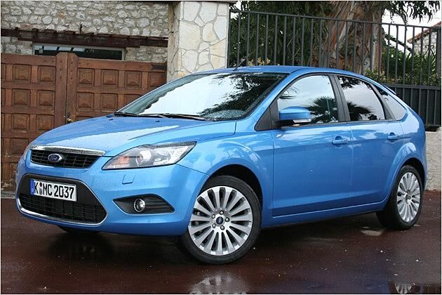 Der große, untere Lufteinlass kann einen Chromrahmen tragen