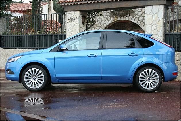 Sport-Look: Alufelgen und getönte Fondfenster