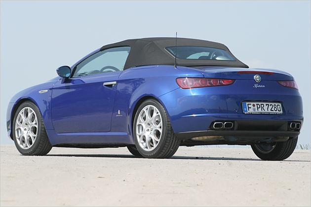 Das Verdeck hat einen eigenen Kasten hinter dem Kofferraum