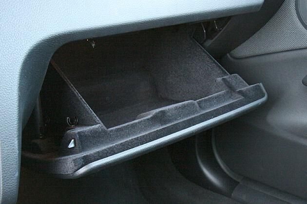 Standesgemäß: Der Deckel des Handschuhfachs ist inzwischen auch im 1er von innen beflockt