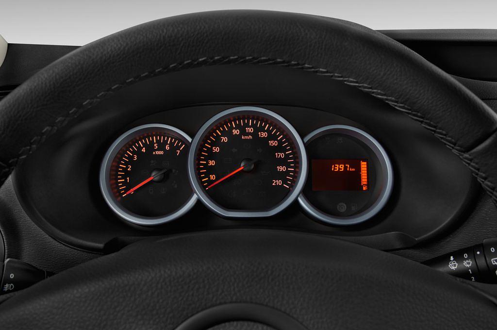 Dacia Dokker (Baujahr 2015) Stepway 5 Türen Tacho und Fahrerinstrumente