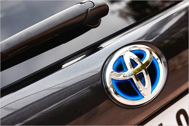 Die blaue Farbe am Toyota-Logo steht für den Hybridantrieb