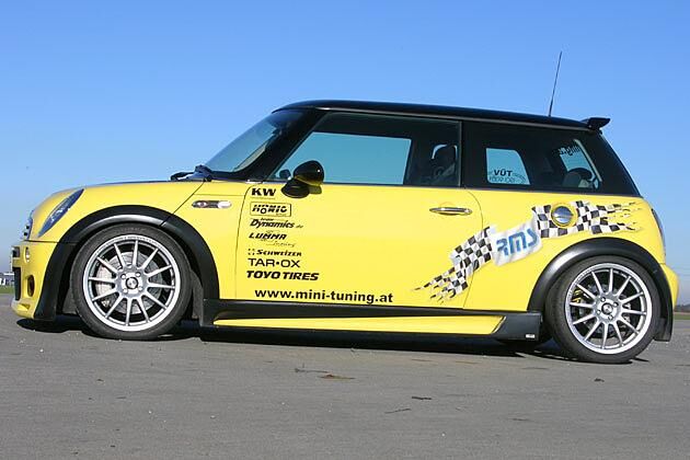 Tief und satt steht die kleine gelbe Dampframme auf 205er-Reifen