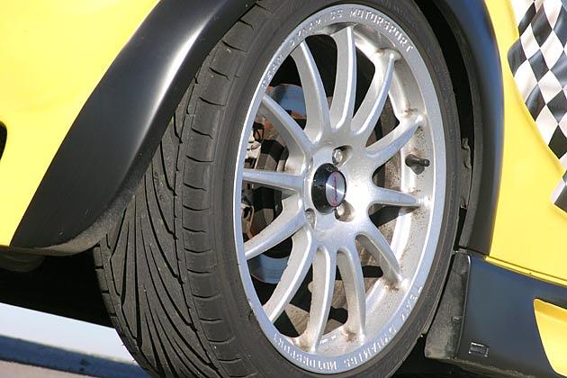 Hinter den 17-Zöllern vorn: 300 Millimeter große Bremsscheiben mit sechs Bremskolben