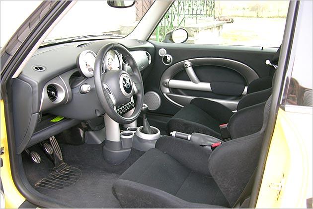 Der Rest des Interieurs hat Serienchic und könnte sportlicher aussehen