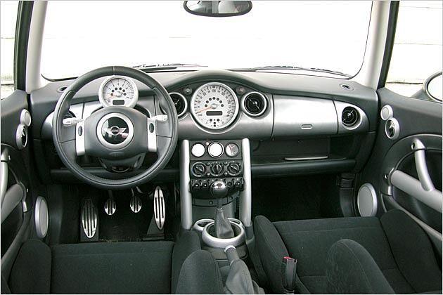 Gewohnter Anblick: Drehzahlmesser mit Digitaltacho links, großer Tacho rechts