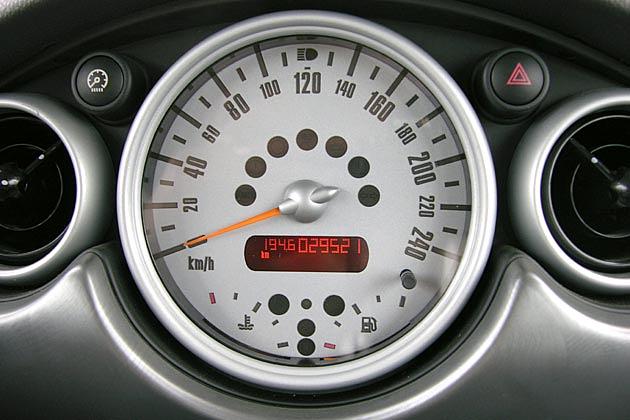 Der Haupttacho reicht bis 240 km/h und wird im RMS-Mini gnadenlos gesprengt